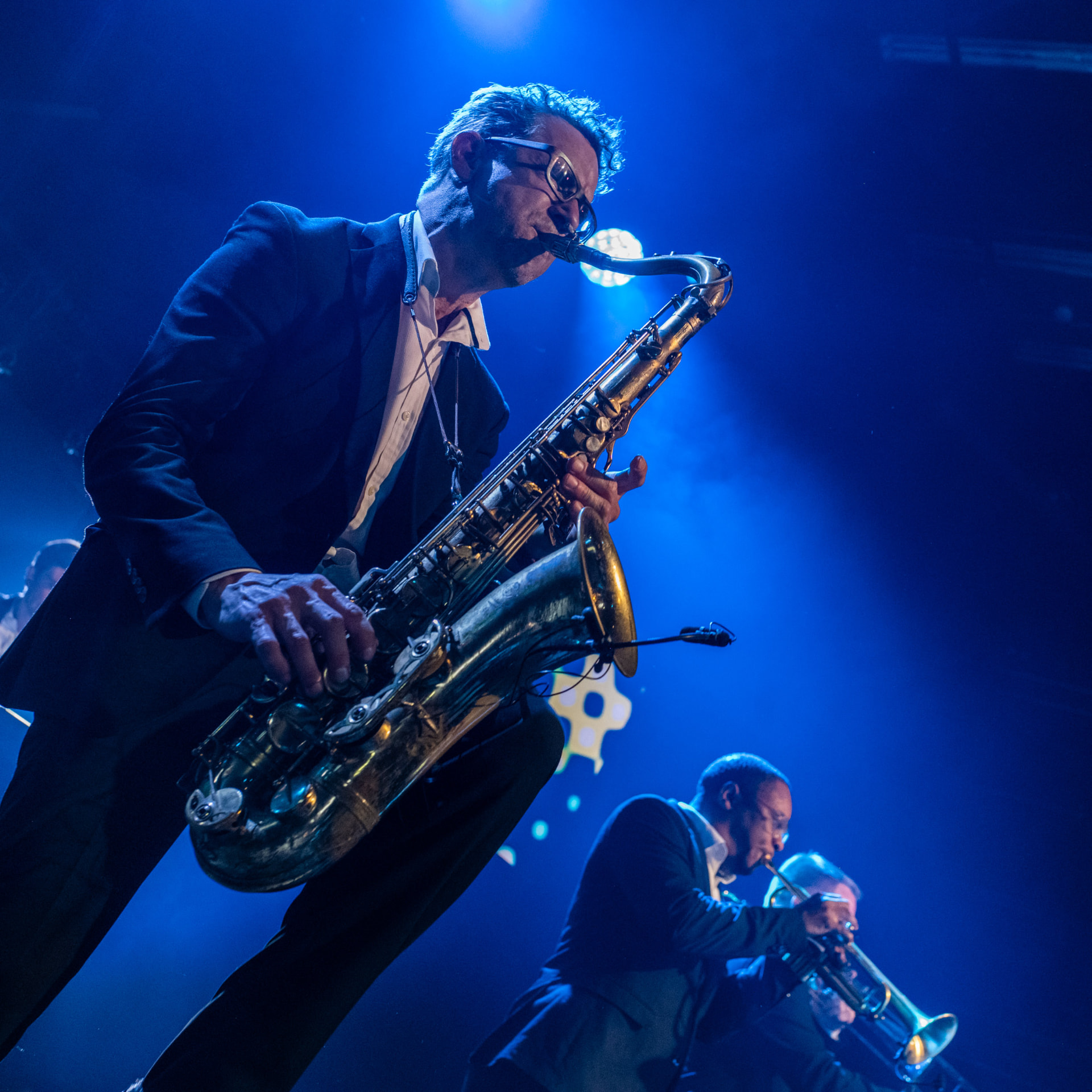 Siim Aimla Funk Band live laval – saksofon ja puhkpillid kontserdivalguses